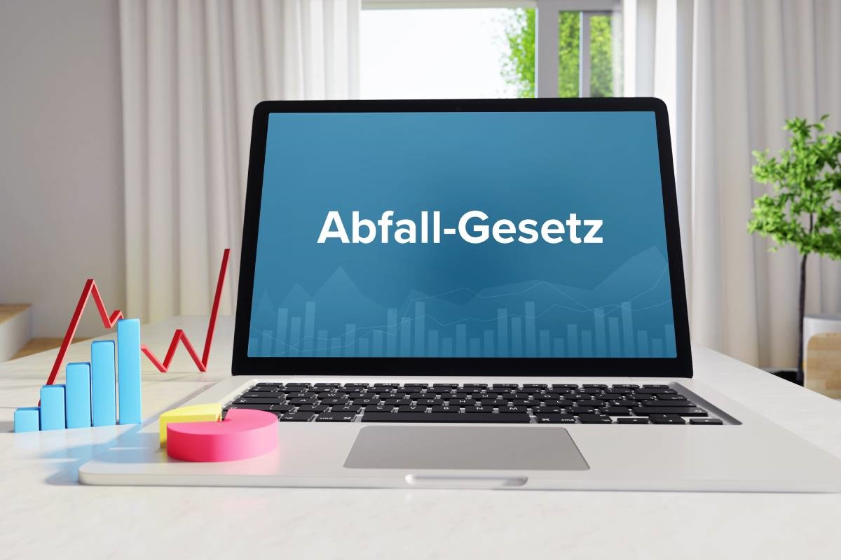 Laptop mit dem Schriftzug Abfall-Gesetz auf dem Bildschirm