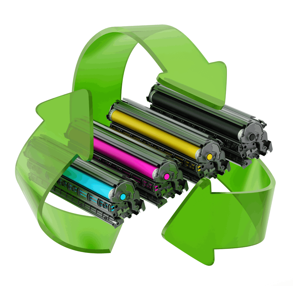 Tonerkartuschen in Cyan, Magenta, Gelb und Schwarz vor einem Recycling-Symbol